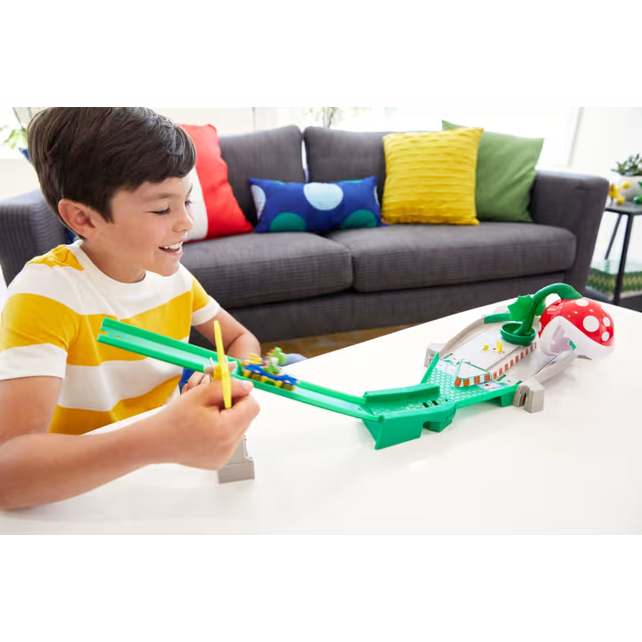 Hot Wheels Mario Kart Yoshi & Piranha Plant